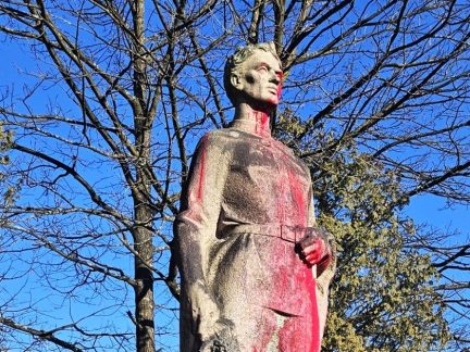 V Suchdole nad Lužnicí někdo poškodil pomník rudoarmějce. Socha vznikla i jako připomínka okupace 1968