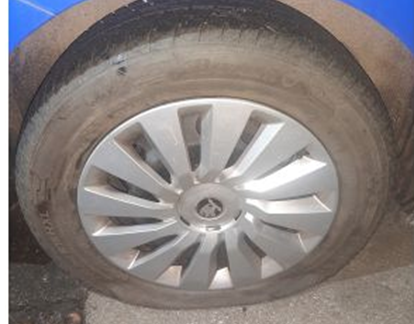 V Budějovicích někdo propíchal pneumatiky u šesti zaparkovaných aut