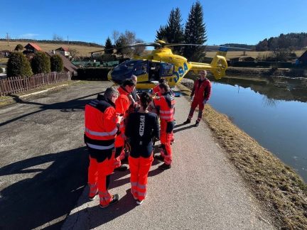 Při demolici ve Větřní zavalila mladého muže část zdi. Utrpěl vážná poranění