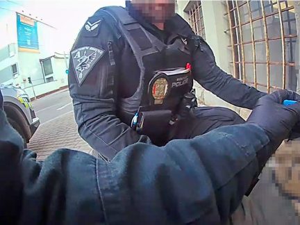 Zdrogovaný muž řádil u autobusového nádraží v Budějovicích. Putoval na záchytku