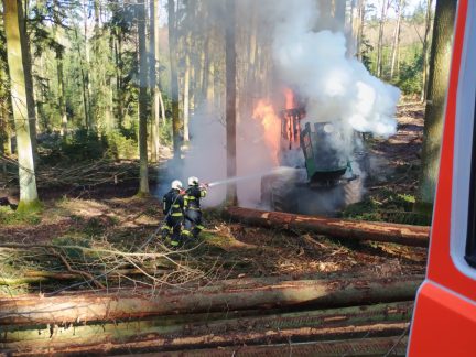 V lese u Štěkně hořela vyvážečka dřeva