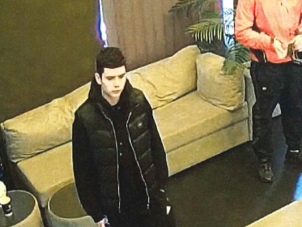 Další případ podvodného bankéře. Kriminalisté pátrají po dvou mužích ze snímku. Poznáváte je?