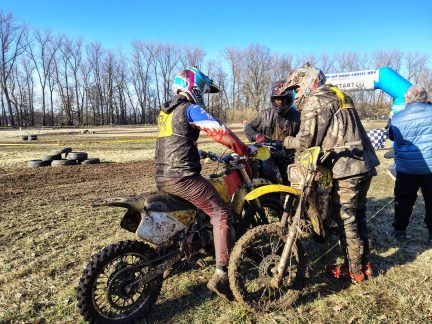Motory burácely v blátě. Jubilejní pětadvacátý Fichtel day ovládl Karvánky