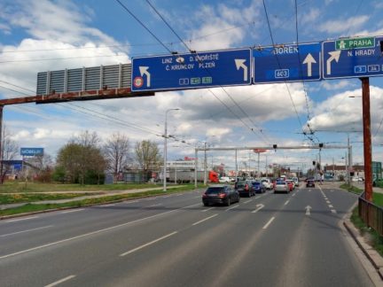 Začíná výměna dopravního portálu na Pražské v Českých Budějovicích. Upozorní na D3