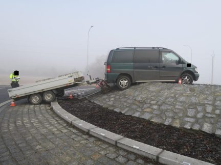 Řidič auta s přívěsem na Prachaticku vyjel na středovou plochu kruhového objezdu. Skončil v péči lékařů