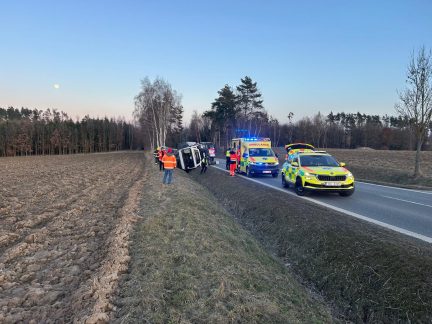 Silnici z Dačic na Hostkovice blokuje nehoda převráceného nákladního auta