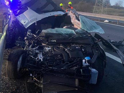 U Předotic narazilo auto do stojícího vozu údržby silnic. Pomoc přivolal systém eCall