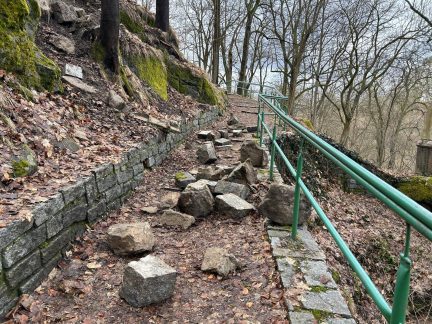 Pod Soukenickou baštou v Táboře se utrhl svah, na vině jsou deště