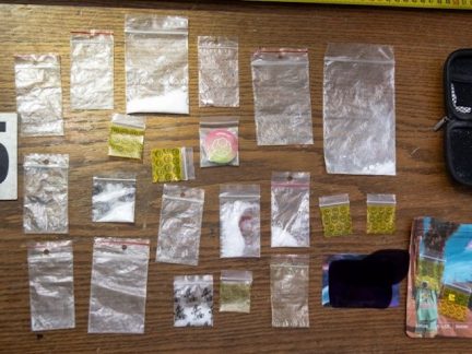 Kriminalisté se zásahovkou a celníky provedli čistku v baru v Táboře. Našli drogy, obvinili muže a ženu