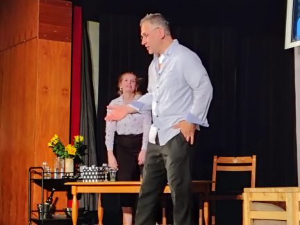 Bechyňští ochotníci pobavili zaplněný sál premiérou komedie Výročí