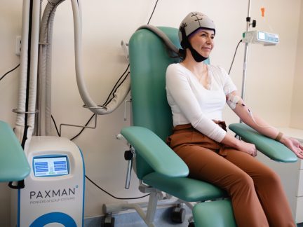 Naděje pro onkologické pacienty českobudějovické nemocnice: Chladicí čepice pomůže ochránit vlasy během chemoterapie