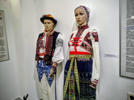 Táborská velikonoční výstava v Galerii 140 je letos o folkloru Bílých Karpat