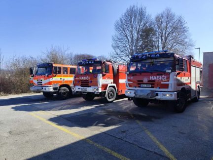 V hale ve Vyšším Brodě hořelo uskladněné dřevo
