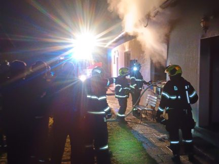 Při nočním požáru rodinného domu v Lazišti se zranil jeden člověk