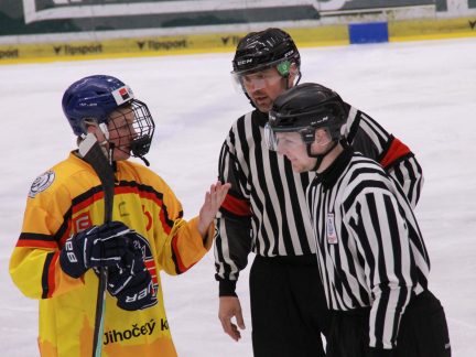 Hokej: Ticho, promluví kapitán! Jedenadvacet stehů zakryl Aulický mřížkou