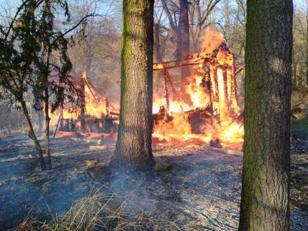 V lese u Štěkně shořela chatka