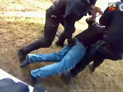 VIDEO: Domácí násilí na Strakonicku vygradovalo zásahem policistů. Agresora vytáhli z bytu oknem