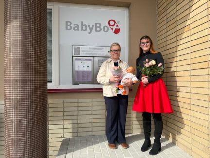 Před vchodem do dačické nemocnice funguje nově babybox