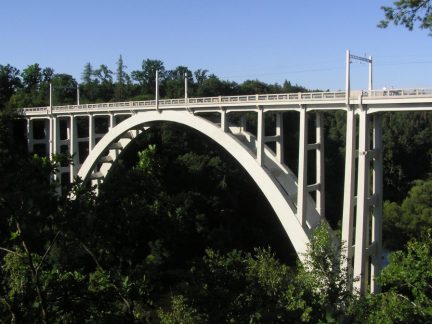 V Bechyni skočila žena z mostu. Zemřela na místě