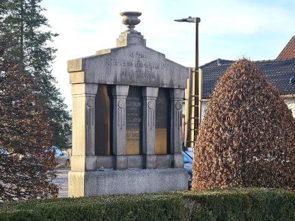 Bystřice diskutuje o podobě pomníku padlých. Co odhalí skrytá strana pamětních desek?