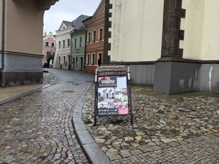 Místo zákazníků jen nepořádek? Podnikatelé v centru Tábora volají po rovném přístupu