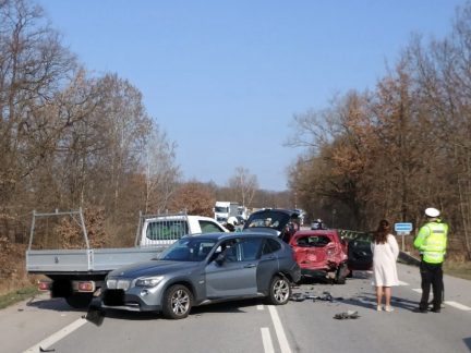 Doplnění k nehodě u Hluboké: Zranili se tři lidé, silnice je kyvadlově průjezdná