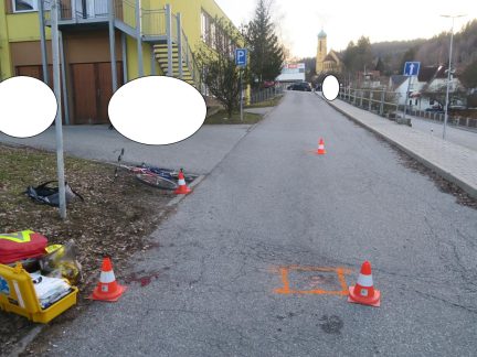 Cyklista ve Větřní sjížděl z kopce bez držení řídítek. Srazil chodkyni, na místo letěl vrtulník