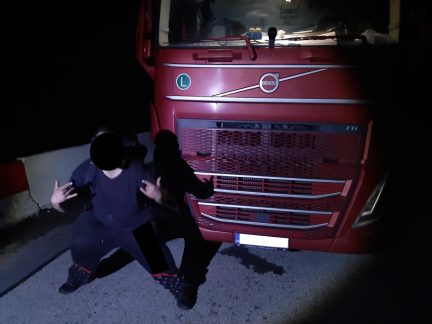 Řidič kamionu mířil do Českých Velenic. Během jízdy vypil dvě lahve rumu