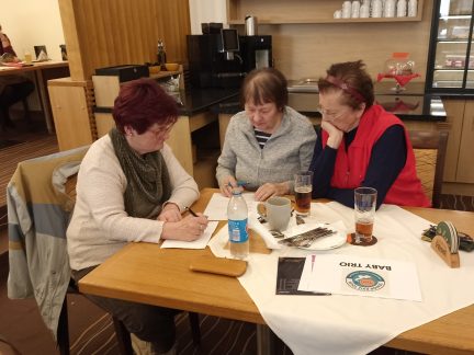 Senior kvíz tour odstartoval v Plané nad Lužnicí. Do finále ve Strakonicích postupují AZ Trio, Pozdní sběr a Sojky