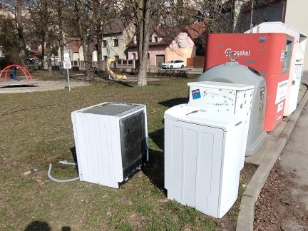 Muž navozil ke kontejnerům v Táboře staré elektrospotřebiče. Strážníci ho vypátrali