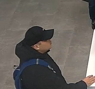 Podvodník obral ženu z Budějovicka o úspory. Policie pátrá po muži z fotografie