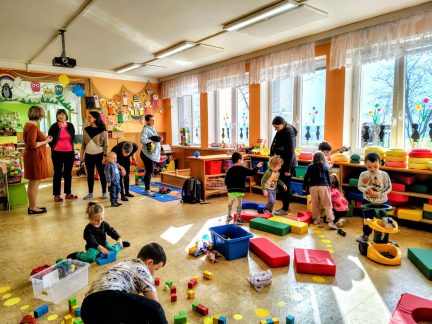 Předškoláci v Dražicích poznávají školu nanečisto. Obec chystá novou školní zahradu