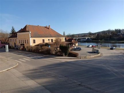 Revitalizace parkoviště pod kostelem v Týně začne po letech příprav. Opozice se ptala na zdržení