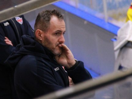 Hokej: Lukáš Pech na střídačce Motoru. Pomáhá trenérům dorostu