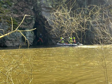 Dívky na skalním masivu v Bechyni přecenily své síly. Pomáhali jim hasiči