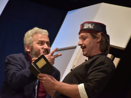 Hasiči z Božejovic bavili nabitý sál kulturního domu komedií o záletném náměstkovi ministra vnitra