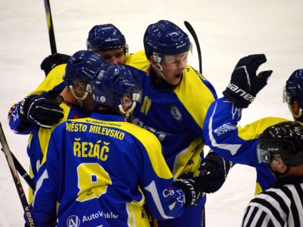 VIDEO: Milevsko ve třetí třetině přestřílelo Cheb a má první postupový mečbol!