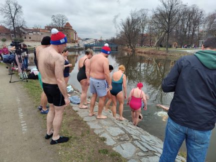 Otužilci skočili do Vltavy, aby pomohli rodinám dětí s postižením. Čekal jsem to horší, řekl jeden z nováčků