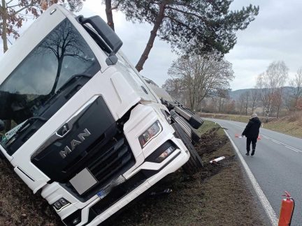 Kvůli vyprošťování havarované cisterny bude uzavřena přibližně na hodinu silnice u Vitějovic