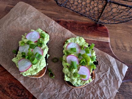 DOBROTY: Krémová avokádová pomazánka s vejci