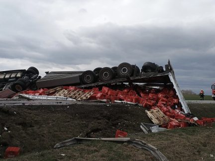 U obce Sedlec se převrátil kamion s pivem. Silnice I/20 bude několik hodin uzavřena