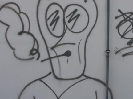 Sprejer počmáral fasádu domu ve Strakonicích. Pátrá po něm policie