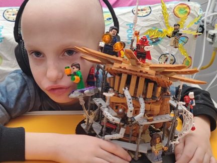 Martínek Kováč z Hrejkovic bojuje se zákeřnou nemocí. Plánuje uspořádat výstavu sestav Lega, které sám poskládal během léčby