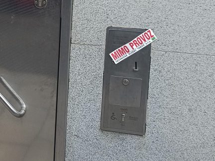 Vandalové vyřadili z provozu veřejné toalety na Křižíkově náměstí v Táboře. Škoda jde do desítek tisíc