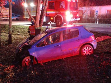 Vážná nehoda u Lékařovy Lhoty: Zranilo se šest lidí, jednu ženu museli záchranáři oživovat