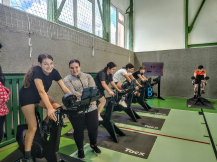 Žáci ze Zborovské základní školy v Táboře testují své sportovní předpoklady na cyklo trenažérech