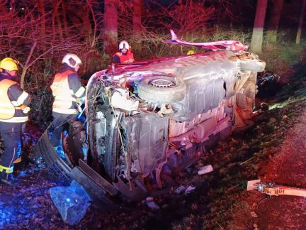 Doplnění k vážné nehodě na silnici I/20: Řidička Peugeotu zřejmě nedala přednost sanitě