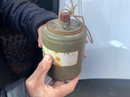 Muž přivezl autem na píseckou policii munici