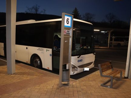 Vandal na autobusovém nádraží v Prachaticích poničil autobus