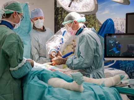 Rychlejší hojení a méně bolesti. Nemocnice České Budějovice provádí nově roboticky asistované náhrady kyčelního kloubu
